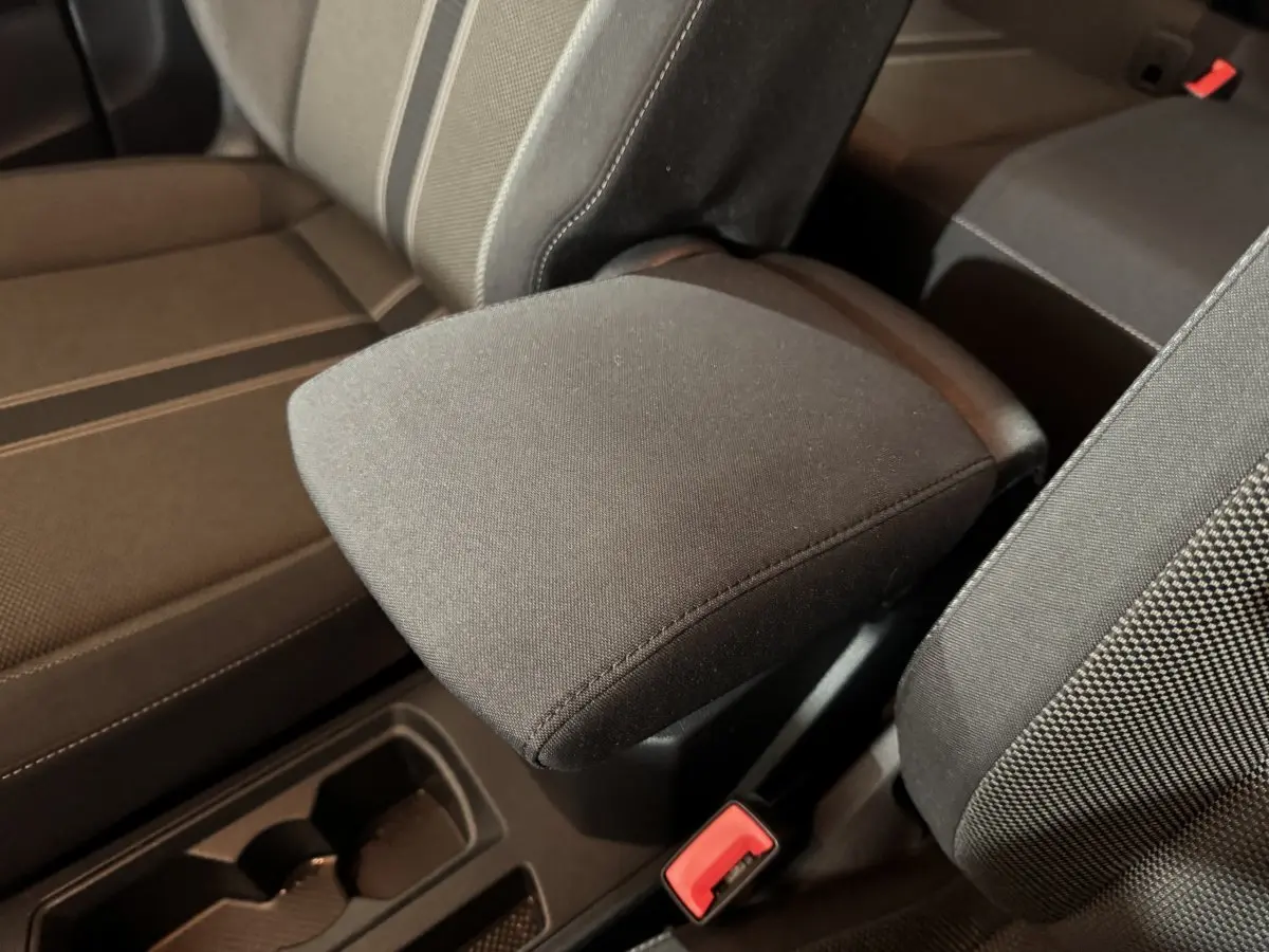 Gros plan sur l'accoudoir central tissu gris entre les sièges avant du Volkswagen T-Roc 2021 finition Lounge Business.