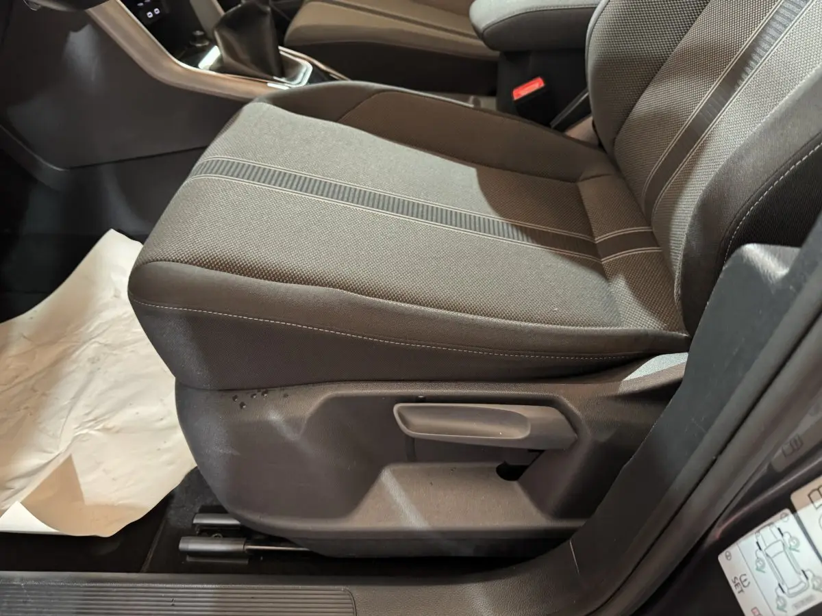 Gros plan sur le siège conducteur gris foncé du Volkswagen T-Roc 2021, version 2.0 TDI Lounge Business, avec réglage manuel.