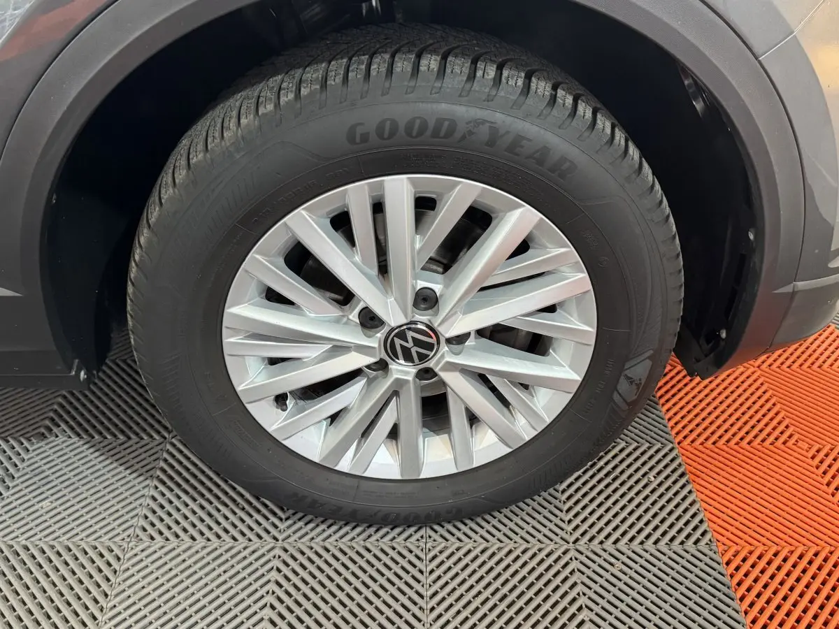 Gros plan sur la roue avant droite gris foncé du Volkswagen T-Roc 2.0 TDI avec jante alliage et pneu Goodyear.