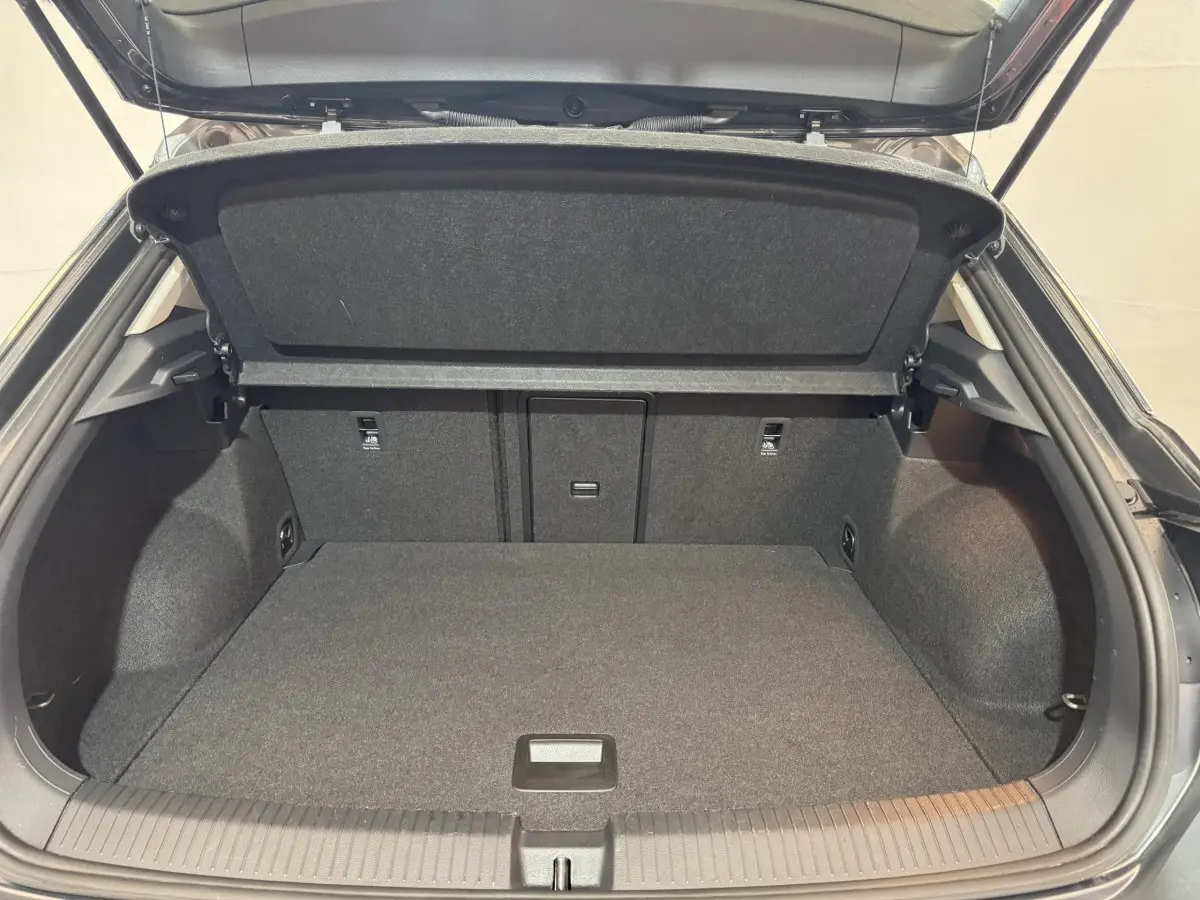 Coffre ouvert gris foncé du Volkswagen T-Roc 2.0 TDI 115 Lounge Business, vue arrière montrant l’espace de rangement.