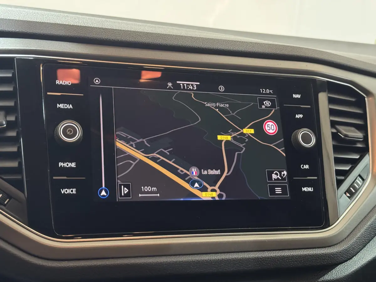 Écran tactile de navigation 8 pouces du Volkswagen T-Roc gris foncé, vue rapprochée du tableau de bord.