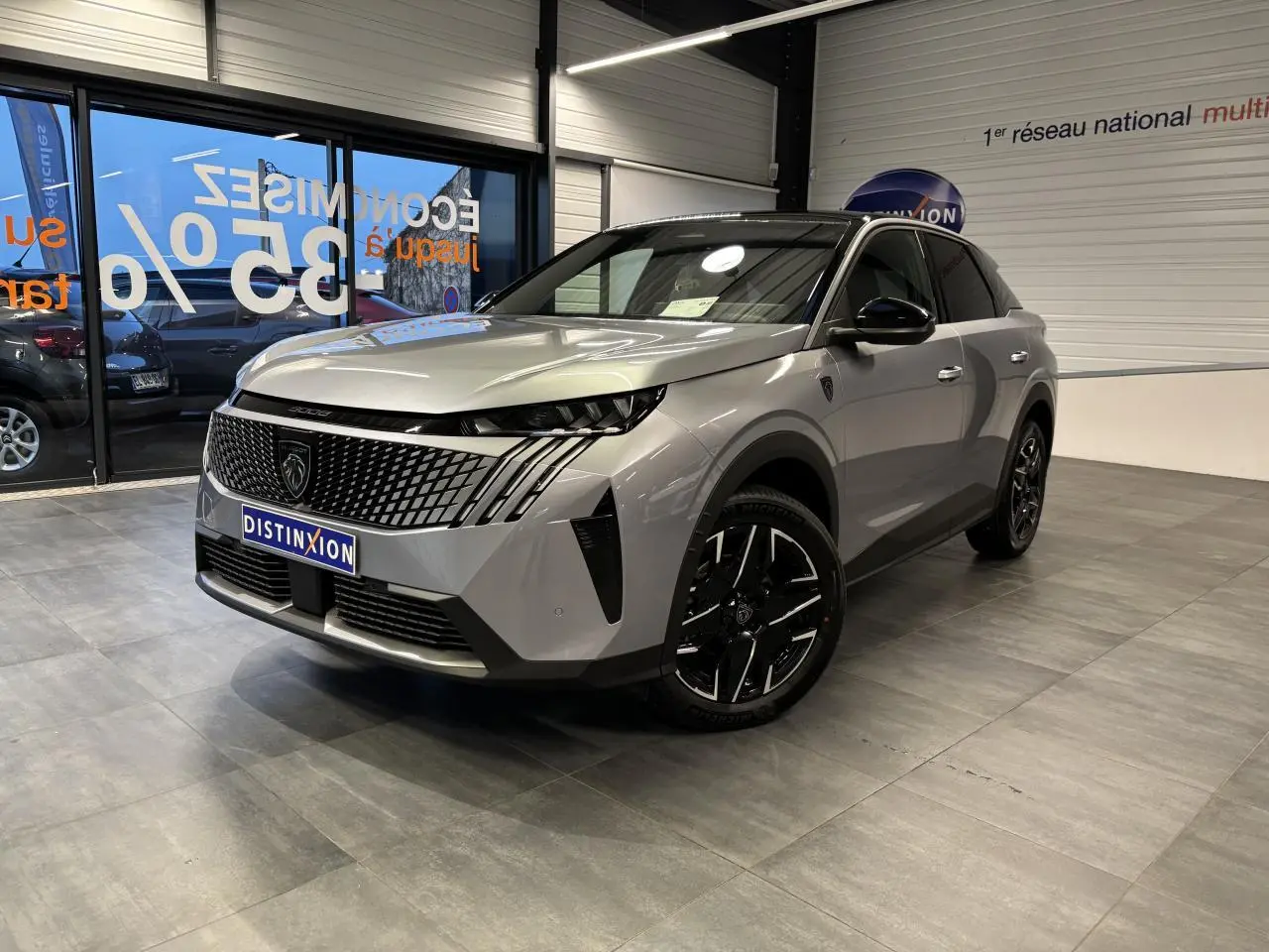 Peugeot 3008 gris Artense en 3/4 avant droit, calandre noire laquée et jantes alliage noires diamantées.