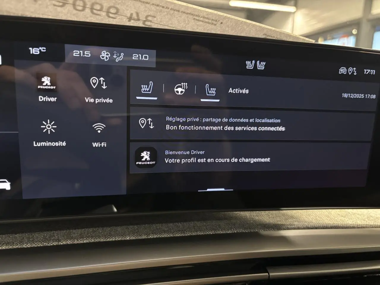 Écran tactile central du Peugeot 3008 Hybrid 2025 affichant les réglages de sièges chauffants et climatisation.