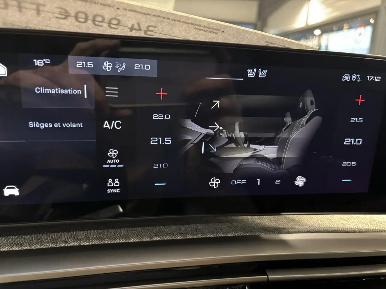 Écran tactile intérieur du Peugeot 3008 gris Artense montrant les réglages de climatisation et sièges chauffants.