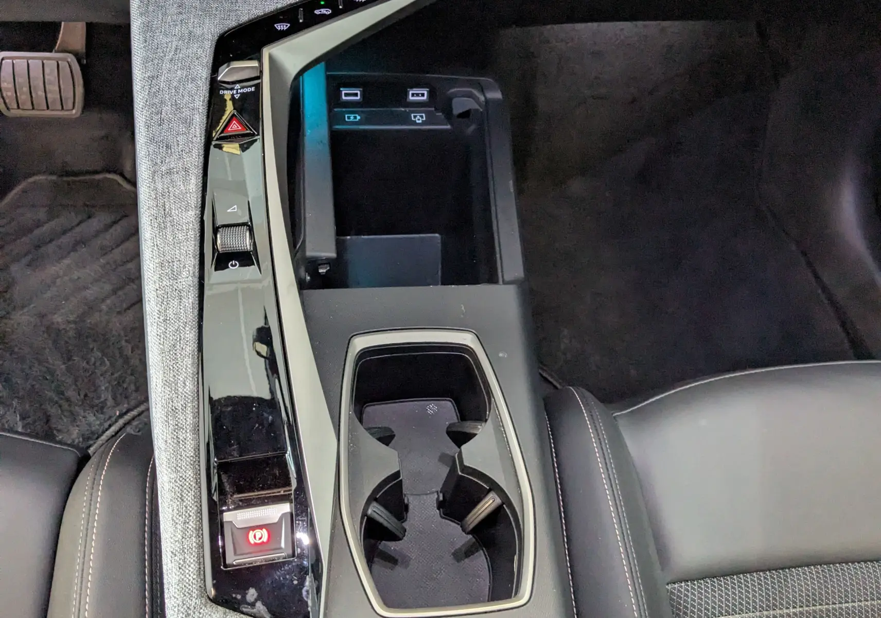 Vue plongeante sur la console centrale du Peugeot 3008 gris 2024, avec porte-gobelets et commandes tactiles.