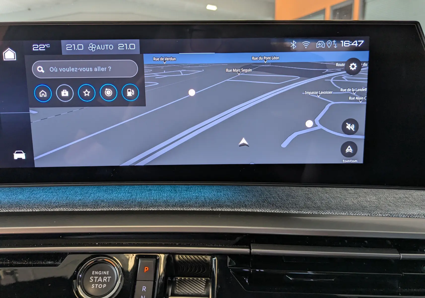 Écran central tactile du tableau de bord du Peugeot 3008 gris 2024 affichant la navigation GPS en mode nuit.