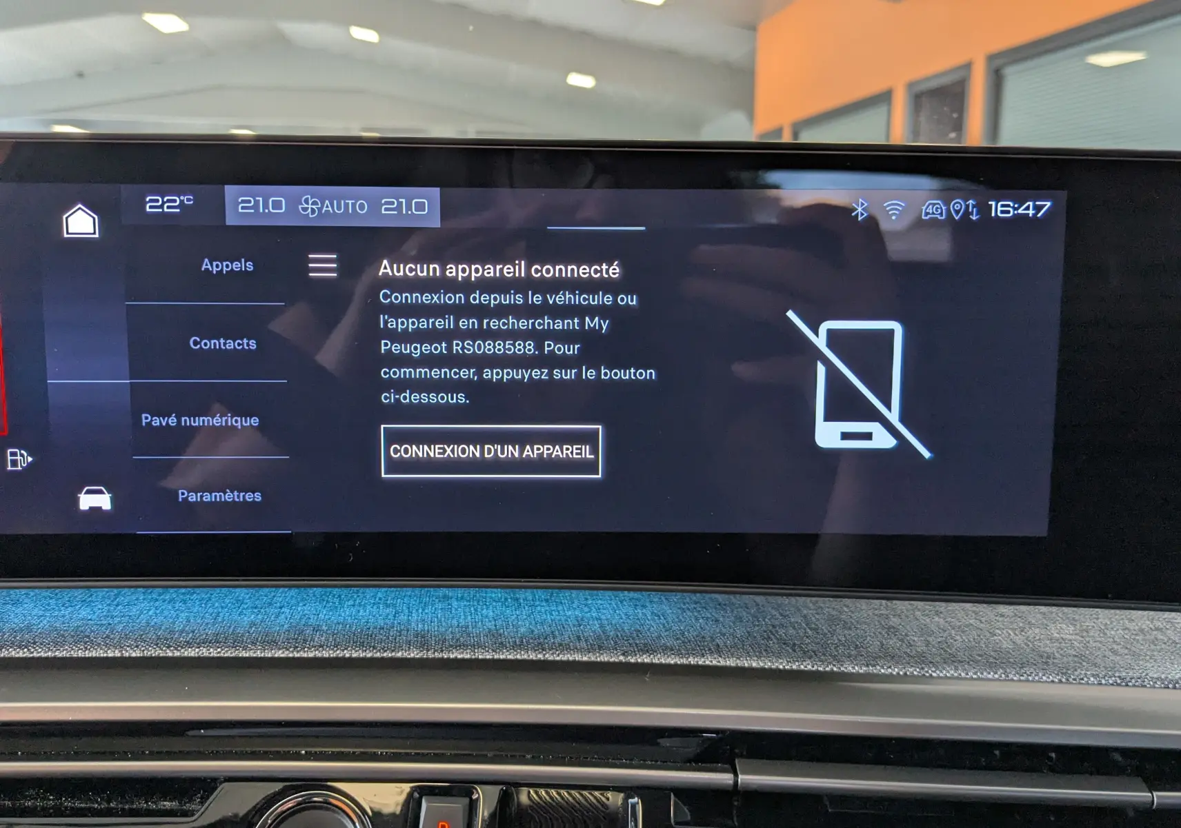 Écran tactile central du tableau de bord du Peugeot 3008 gris, affichant la connexion Bluetooth et les réglages climatiques.