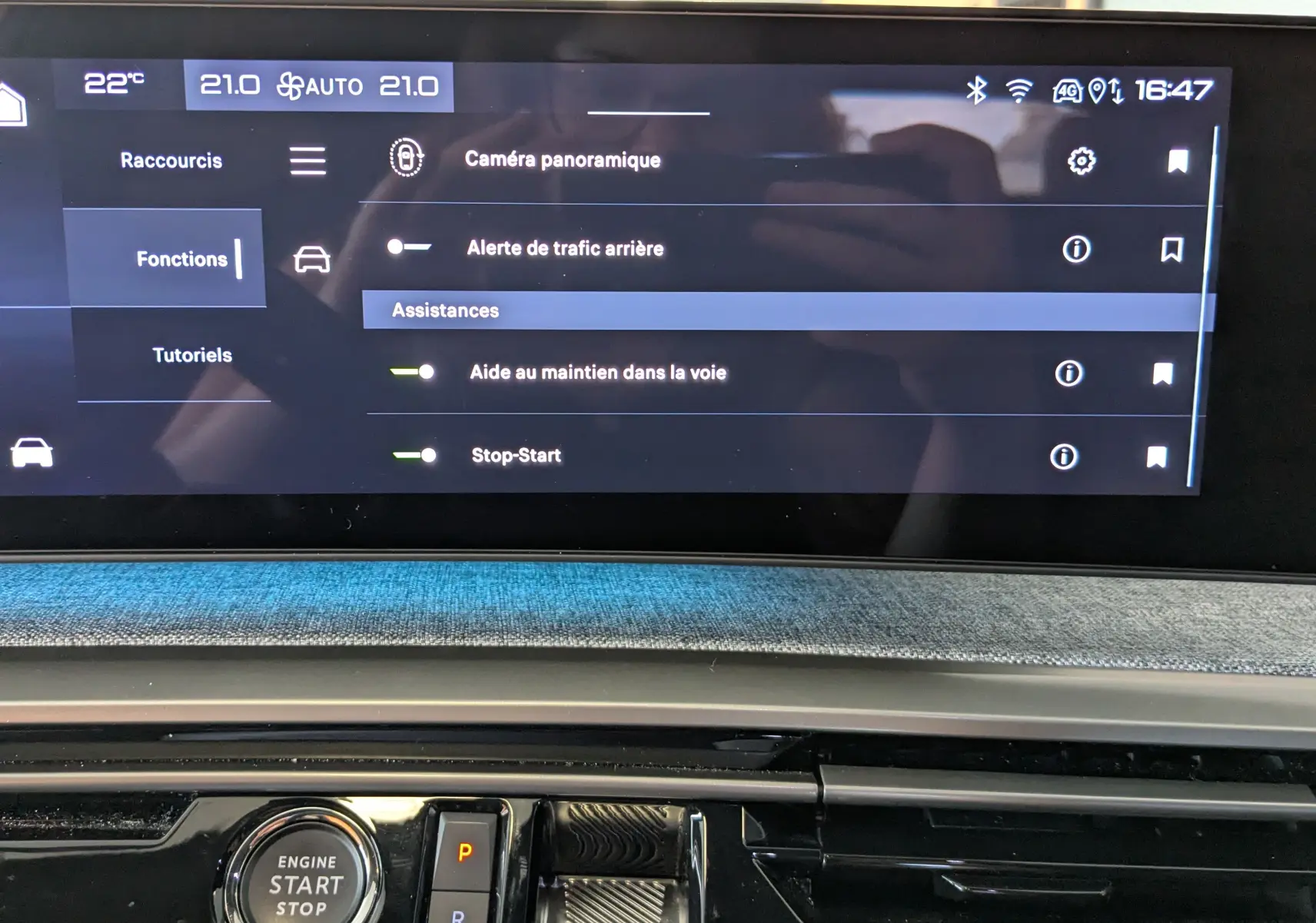 Vue rapprochée de l'écran tactile central du Peugeot 3008 gris 2024, affichant les options d'assistance à la conduite.