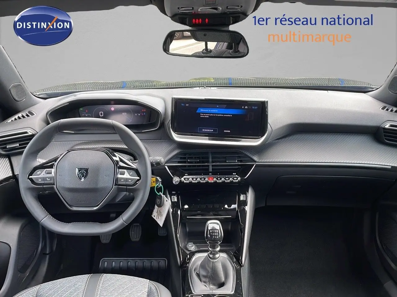 Intérieur de la Peugeot 2008 2025 en vue frontale, tableau de bord moderne avec écran tactile et levier de vitesse manuel.