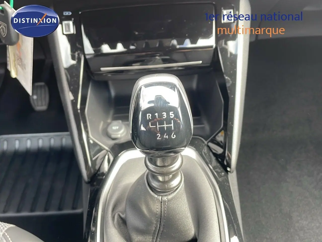 Le levier de vitesses manuel noir brillant de la Peugeot 2008 2025, avec marquage des rapports en gros plan.