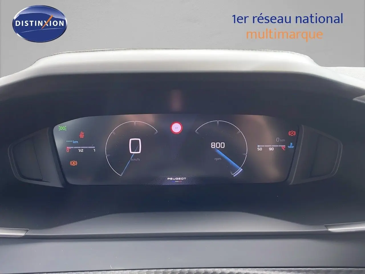 Tableau de bord numérique du Peugeot 2008 Essence 2025 affichant vitesse et régime moteur au ralenti.