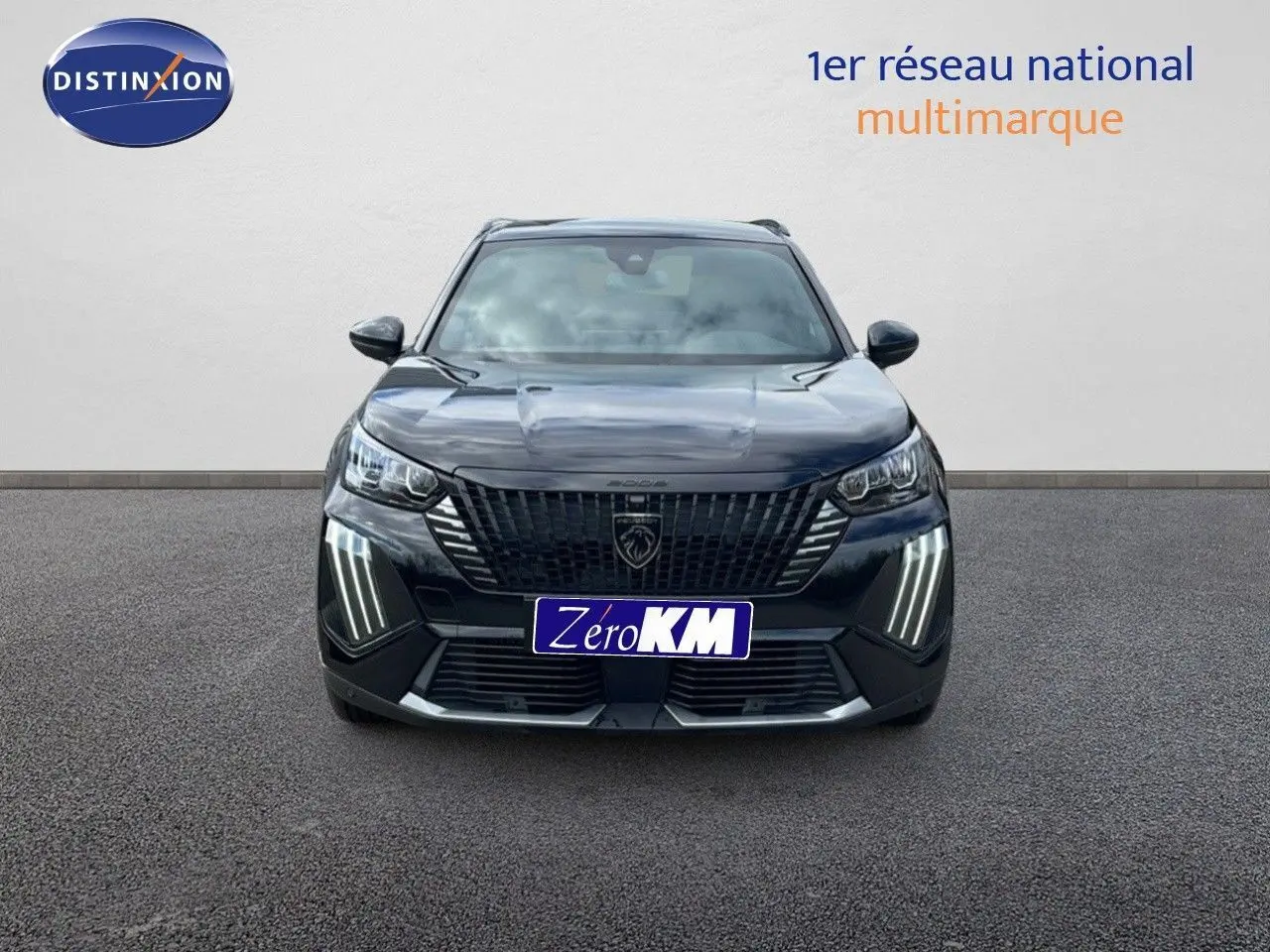 Vue frontale d'un Peugeot 2008 noir perla metal 2025 avec feux LED verticaux distinctifs allumés.