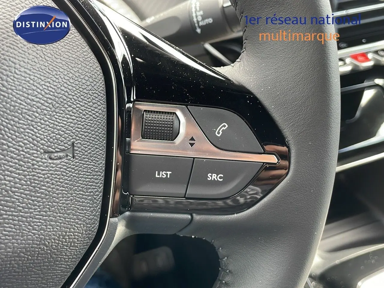 Détail des commandes au volant côté gauche du Peugeot 2008 noir Perla Metal, version 2025 essence manuelle.