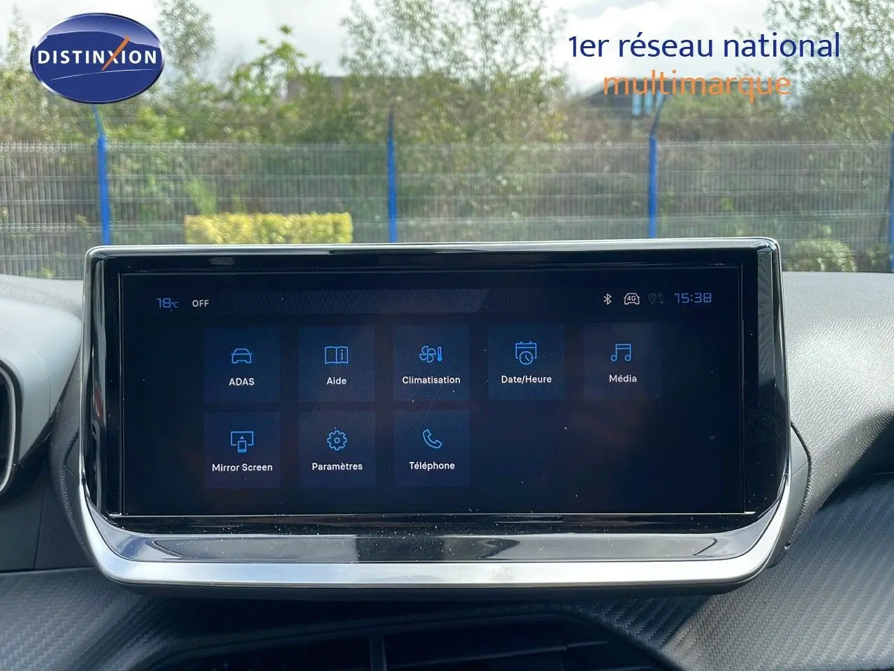 Écran tactile central affichant les options d'aide, climatisation et média dans l'habitacle d'une Peugeot 2008 2025.
