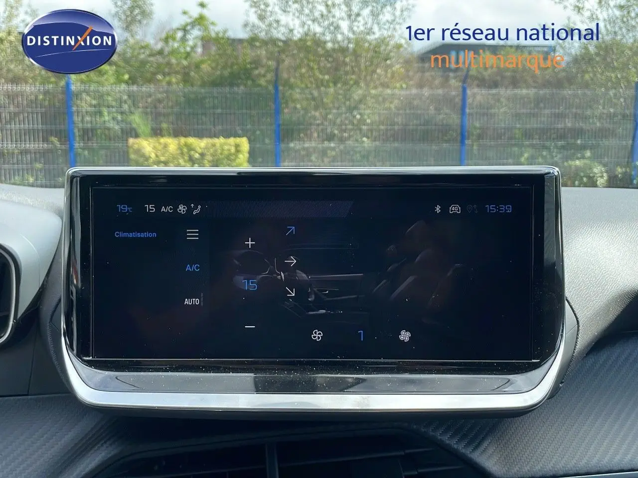 Écran tactile central affichant la climatisation du Peugeot 2008 noir perla metal, vue intérieure frontale.