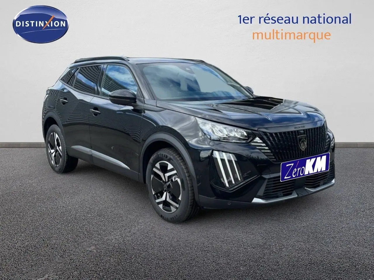 Peugeot 2008 noir perla metal en 3/4 avant droit, avec feux LED et jantes bi-ton distinctives.