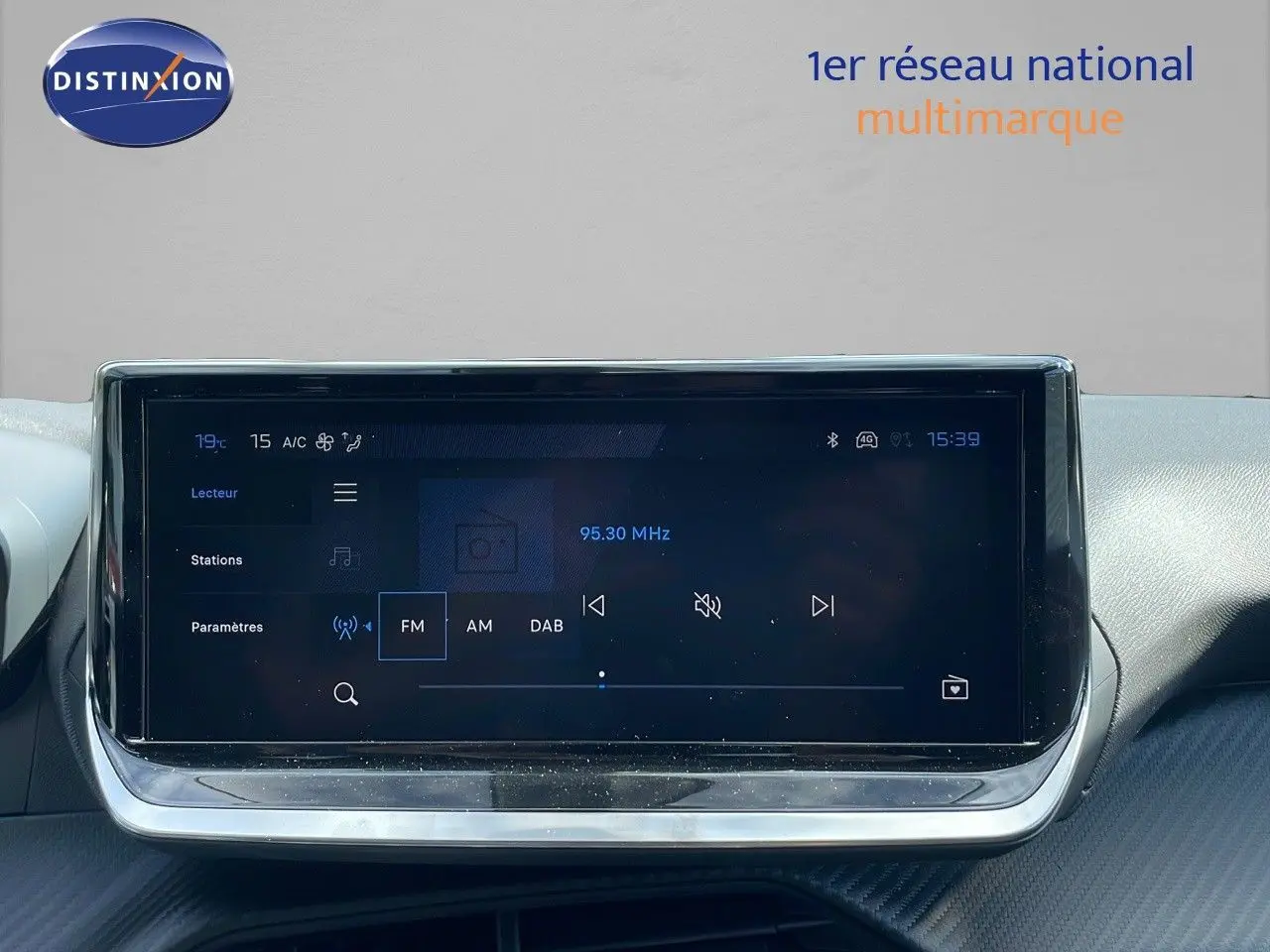 Écran tactile central du tableau de bord du Peugeot 2008 2025 affichant la radio FM sur fond noir.