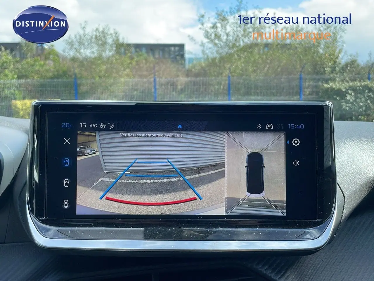 Écran central du Peugeot 2008 2025 noir perla metal montrant la caméra de recul avec vue arrière et vue 360° du véhicule.
