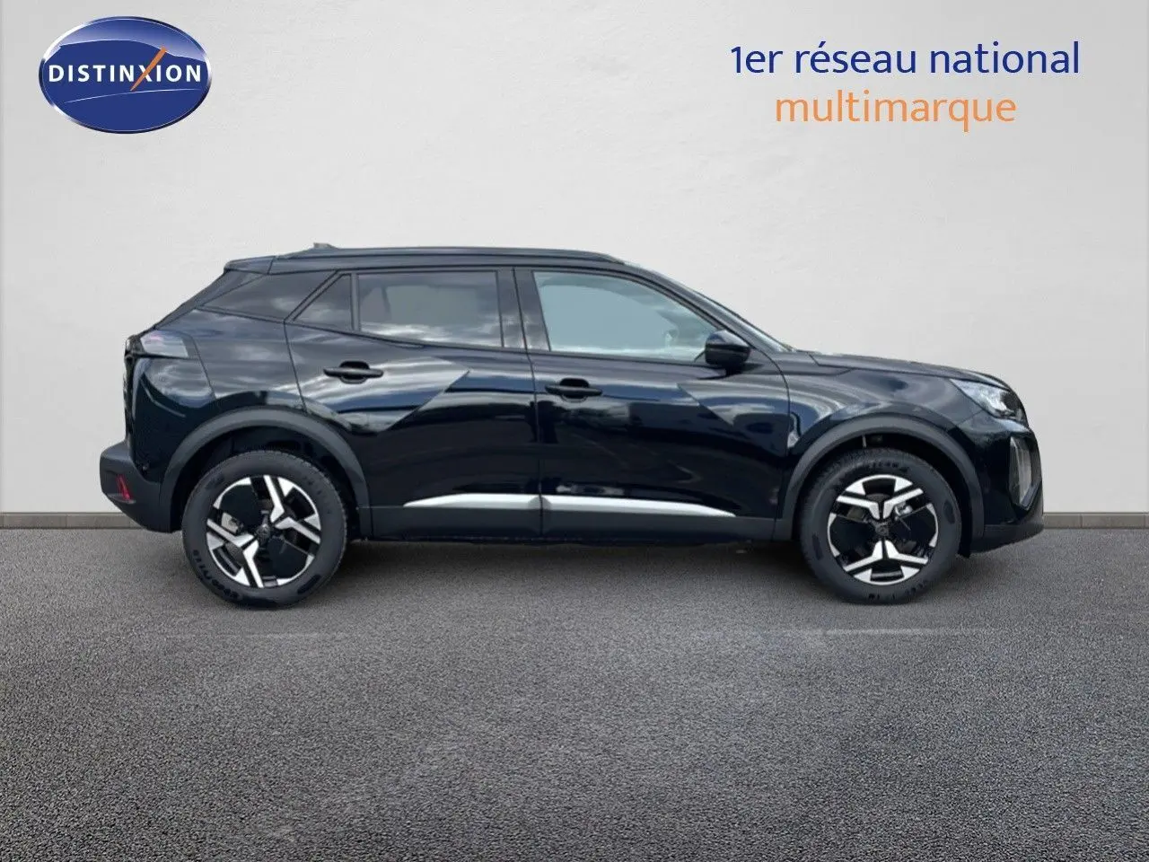 Profil côté droit du Peugeot 2008 1.2 PureTech 100ch noir perla metal avec jantes biton et lignes modernes.