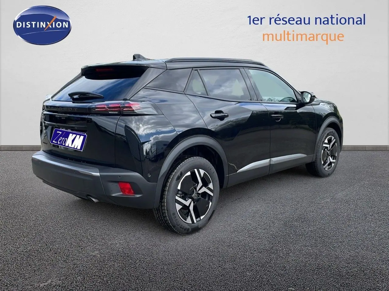 Peugeot 2008 noir perla metal vu en 3/4 arrière côté gauche, avec jantes bi-ton et feux LED distinctifs.