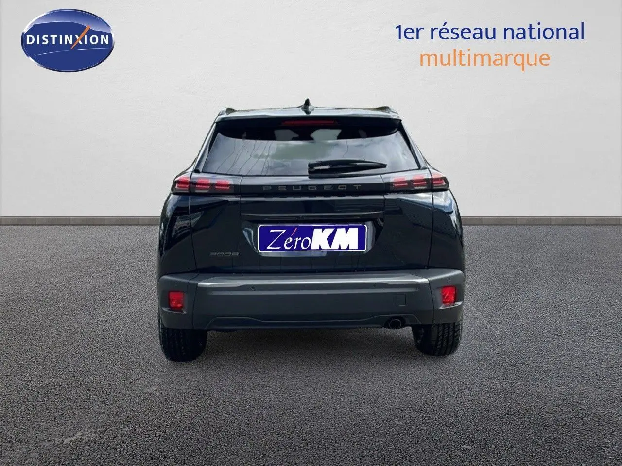 Vue arrière d'une Peugeot 2008 noire Perla Metal 2025 avec feux LED et plaque Zéro KM visible.