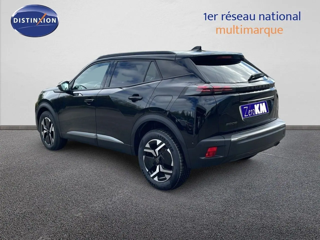 Peugeot 2008 noir perla metal en 3/4 arrière côté gauche, avec jantes bi-ton et feux LED distinctifs.