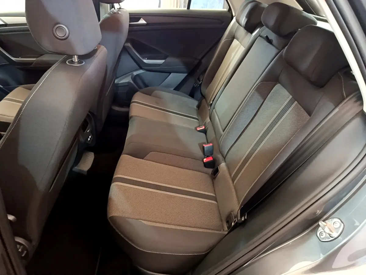 Vue côté droit de la banquette arrière gris foncé du Volkswagen T-Roc 1.0 TSI 110 Lounge Business 2021.