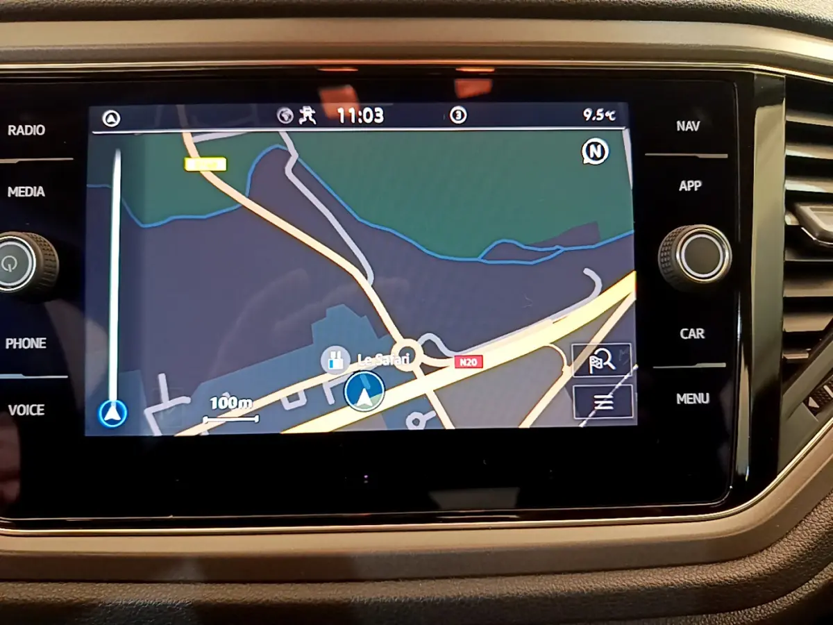 Écran tactile central du tableau de bord du Volkswagen T-Roc 1.0 TSI 110 Lounge Business affichant la navigation GPS.