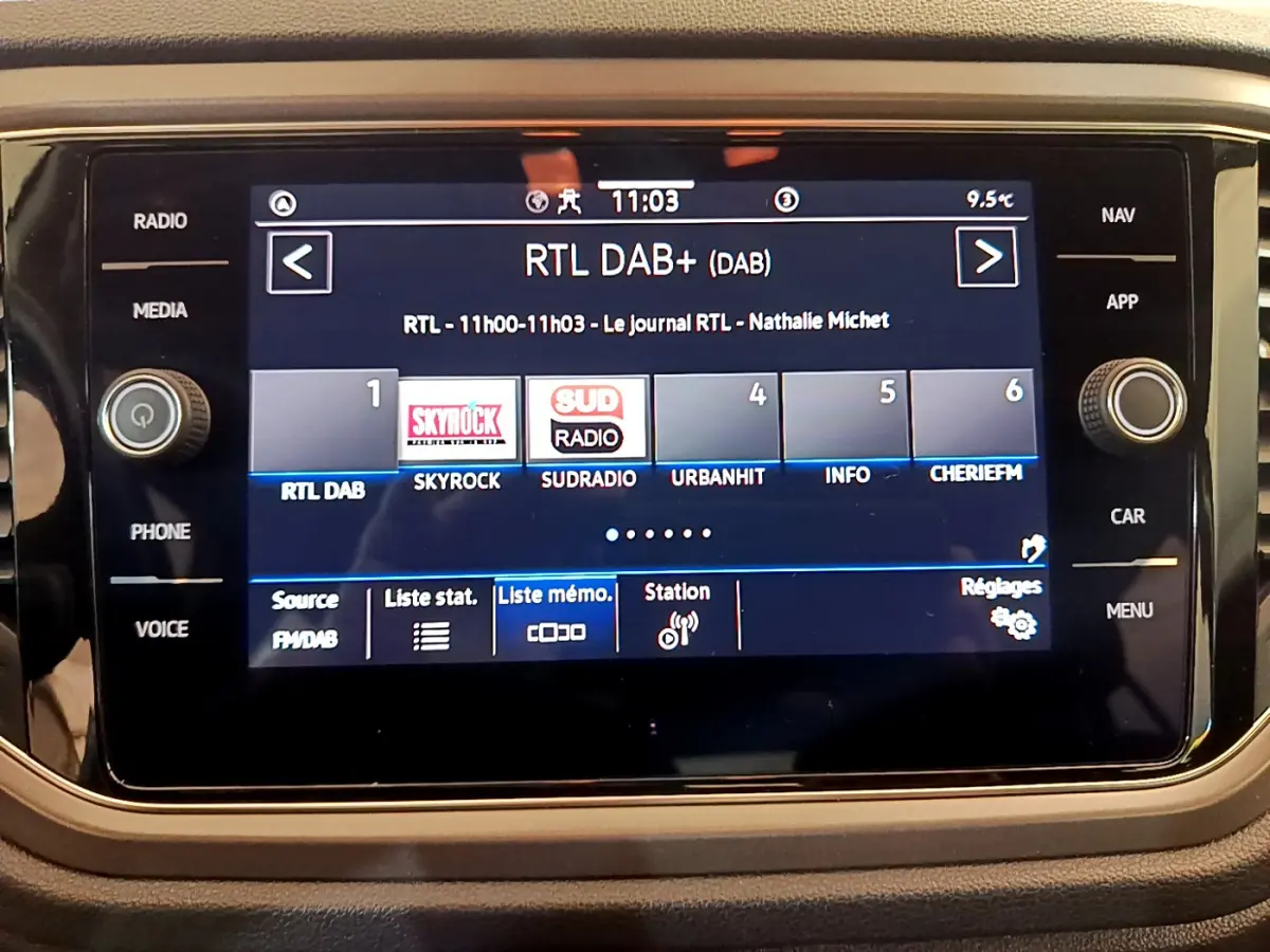 Écran tactile central du Volkswagen T-Roc gris foncé, affichant la radio numérique RTL DAB+ avec commandes autour.