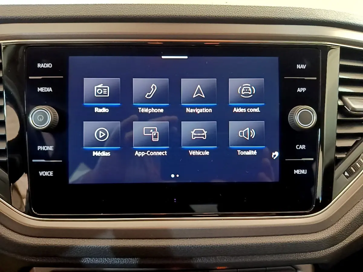 Écran tactile central du Volkswagen T-Roc 1.0 TSI 110 Lounge Business, affichage des fonctions multimédia et navigation.