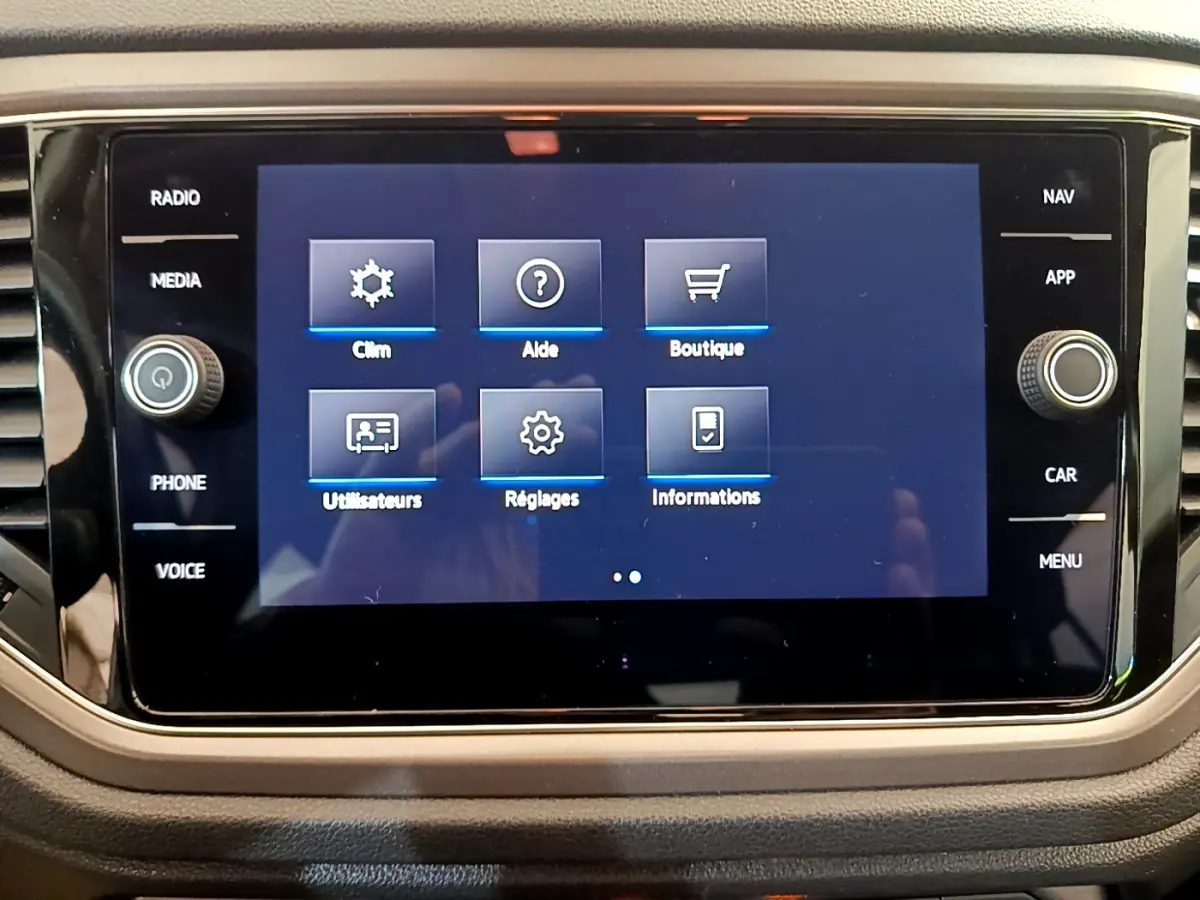 Écran tactile central affichant le menu principal du système multimédia du Volkswagen T-Roc 1.0 TSI gris foncé.