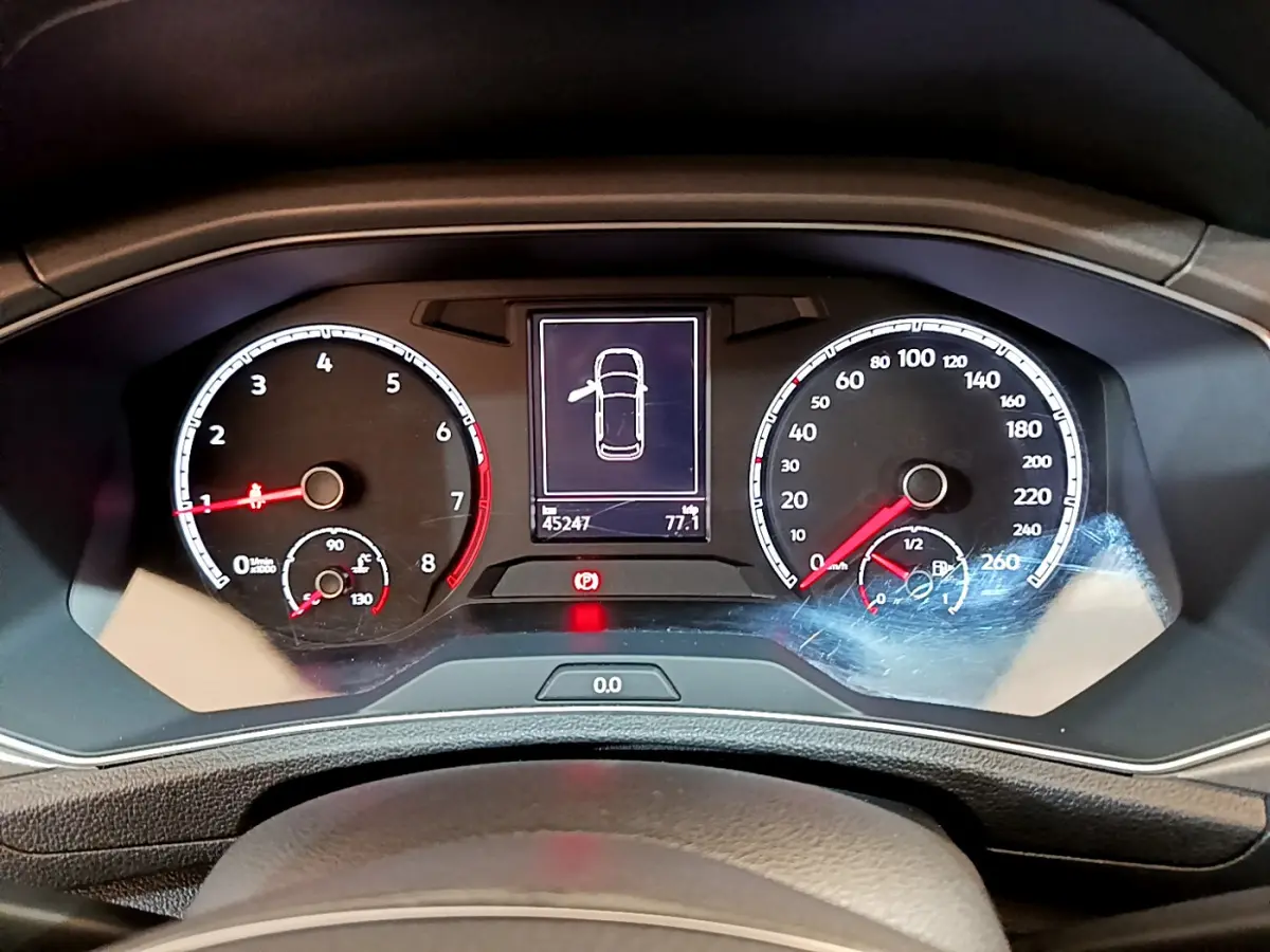 Tableau de bord du Volkswagen T-Roc 2021 montrant les compteurs analogiques et l'écran multifonctions central.