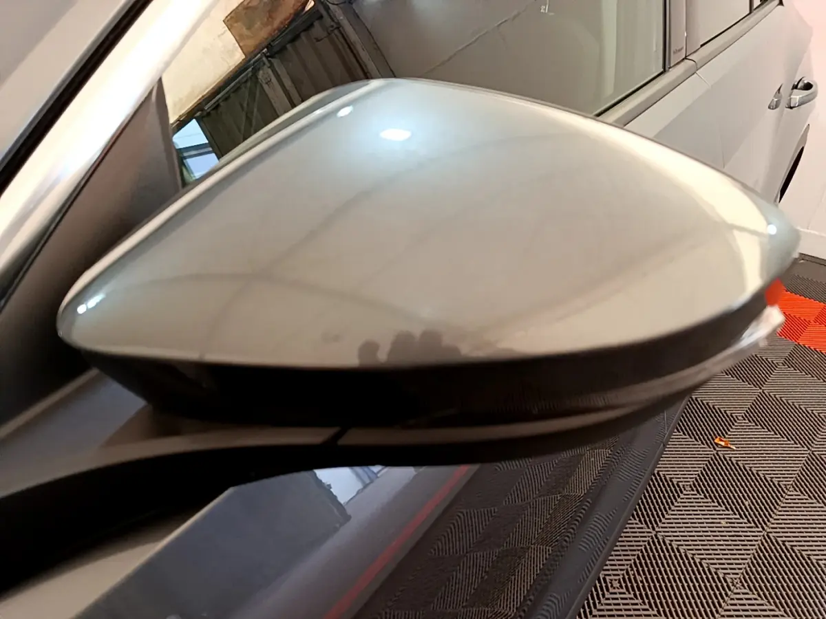 Rétroviseur côté gauche gris foncé du Volkswagen T-Roc 2021, avec clignotant intégré visible en gros plan.