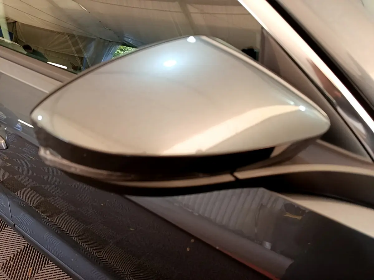 Rétroviseur droit gris foncé du Volkswagen T-Roc 2021, avec clignotant intégré visible en bas.