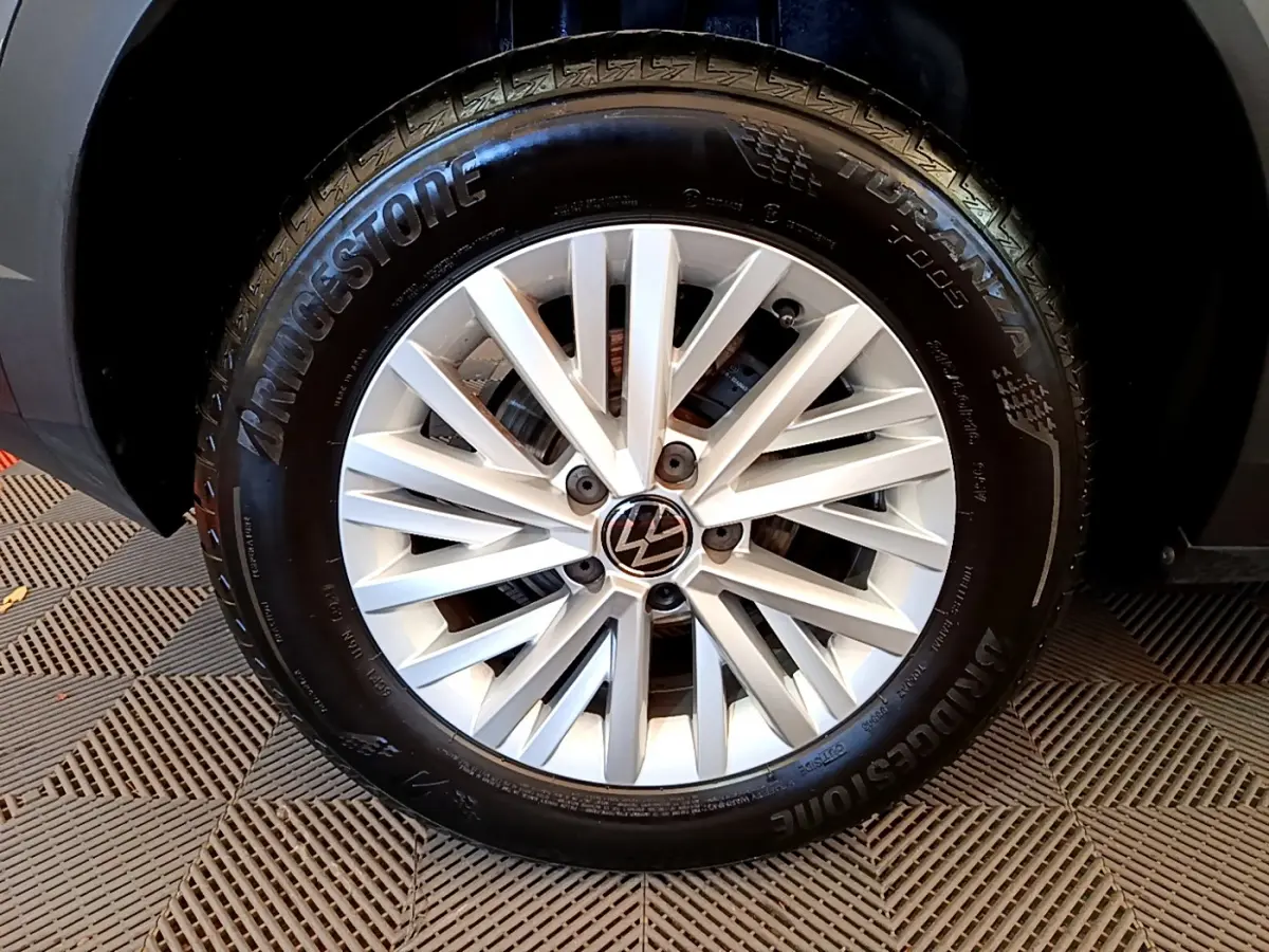Gros plan sur la roue avant droite du Volkswagen T-Roc gris foncé avec jante alliage et pneu Bridgestone Turanza.