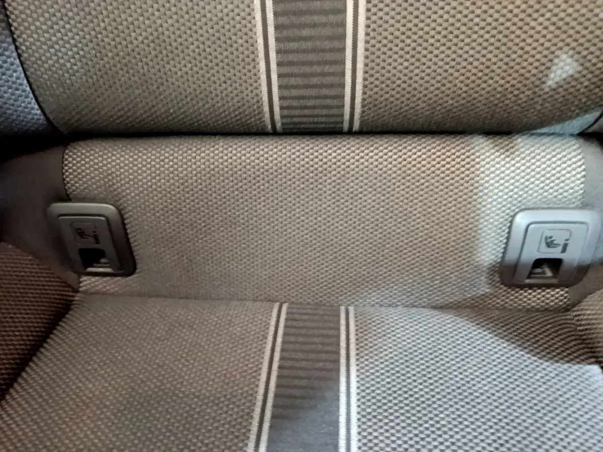 Gros plan sur la banquette arrière grise à motifs du Volkswagen T-Roc 2021 avec fixations Isofix visibles.