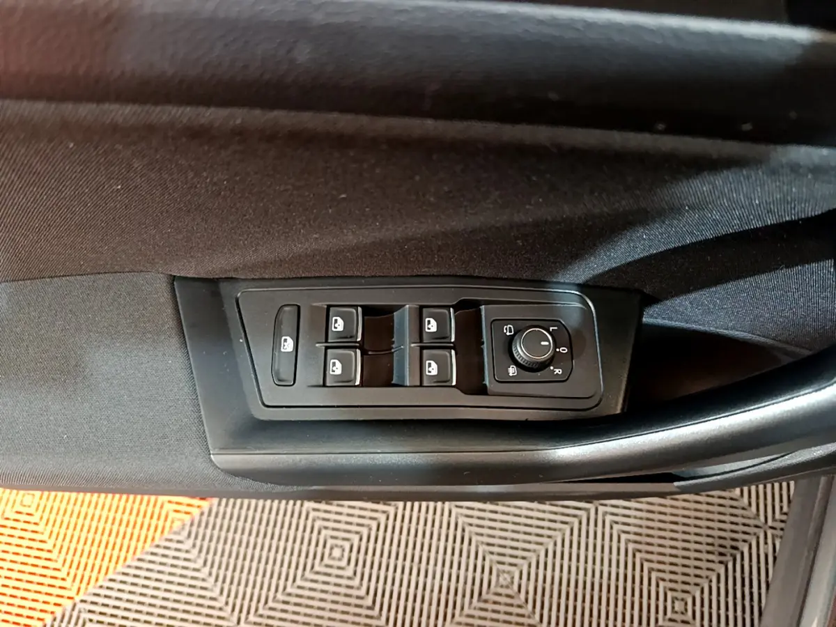 Commande des vitres électriques et réglage des rétroviseurs sur la porte côté gauche d'un Volkswagen T-Roc gris foncé 2021