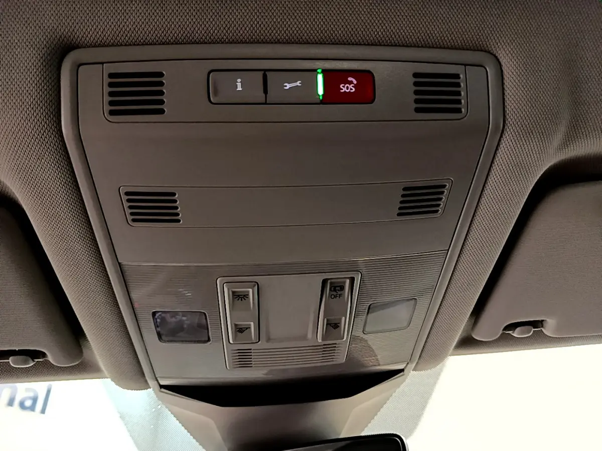 Vue en contre-plongée du plafonnier gris clair avec commandes d'éclairage et bouton SOS du Volkswagen T-Roc 2021.