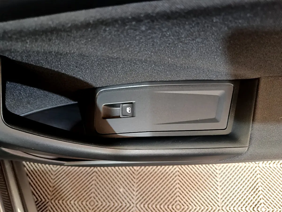 Bouton de verrouillage centralisé sur la porte intérieure côté conducteur d'un Volkswagen T-Roc gris foncé 2021.