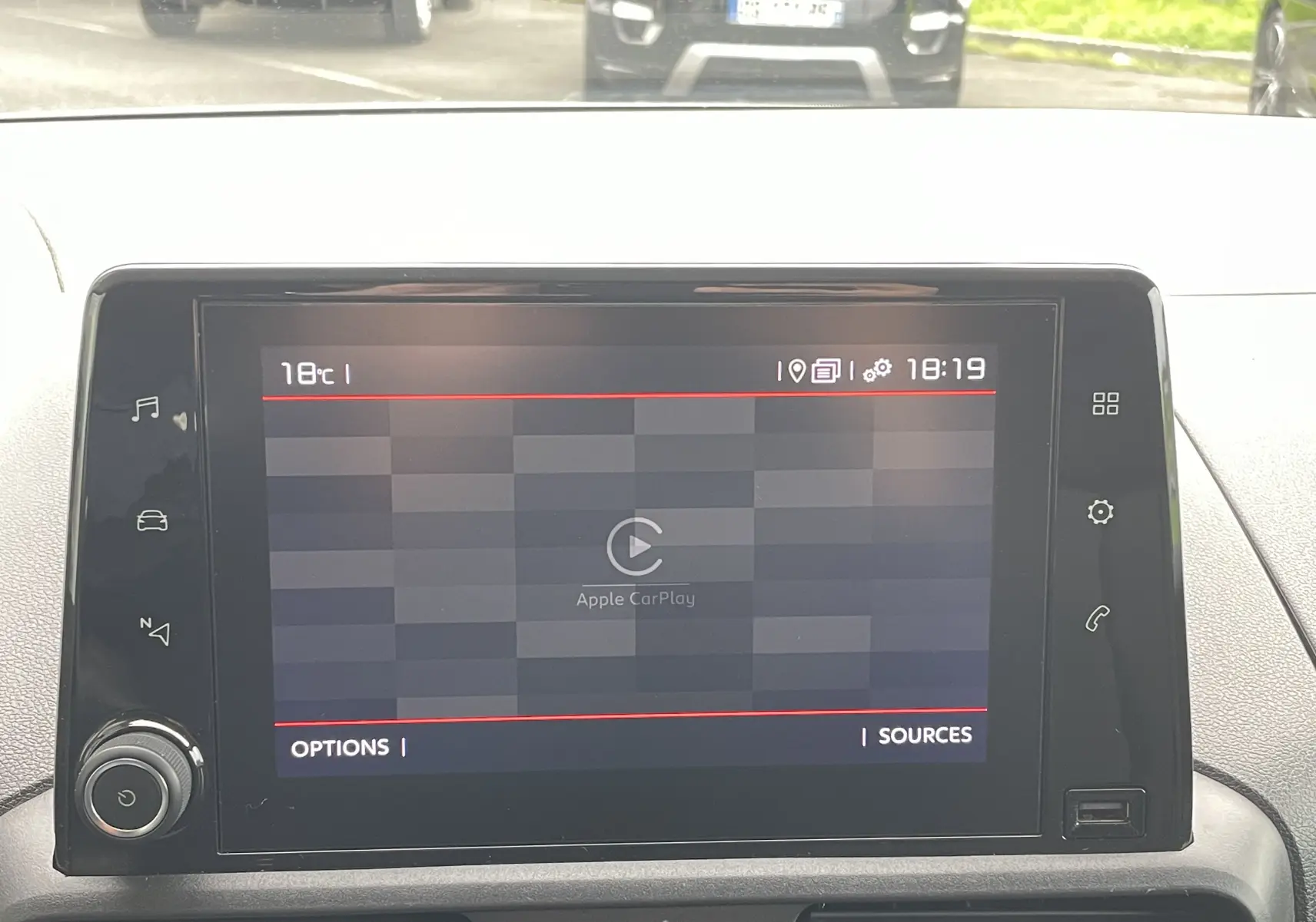 Écran tactile central du tableau de bord du Citroën Berlingo blanc 2018 affichant Apple CarPlay et options multimédia.