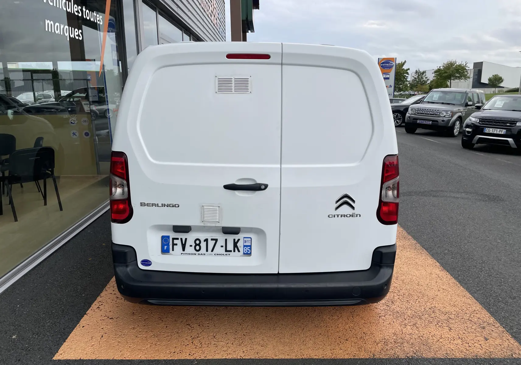 Vue arrière d’un utilitaire Citroën Berlingo blanc de 2018 avec portes battantes et plaque d’immatriculation française.
