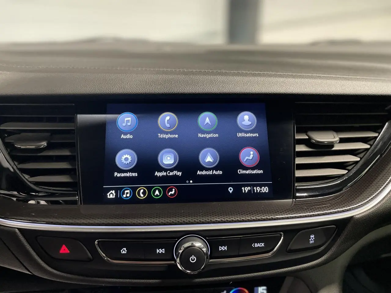 Écran tactile central de la console d'une Opel Insignia Grand Sport 2021 avec interface multimédia active.