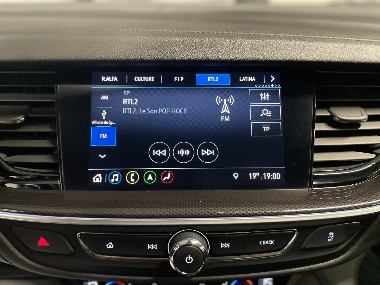 Écran tactile multimédia allumé au centre du tableau de bord de l'Opel Insignia Grand Sport 2021.