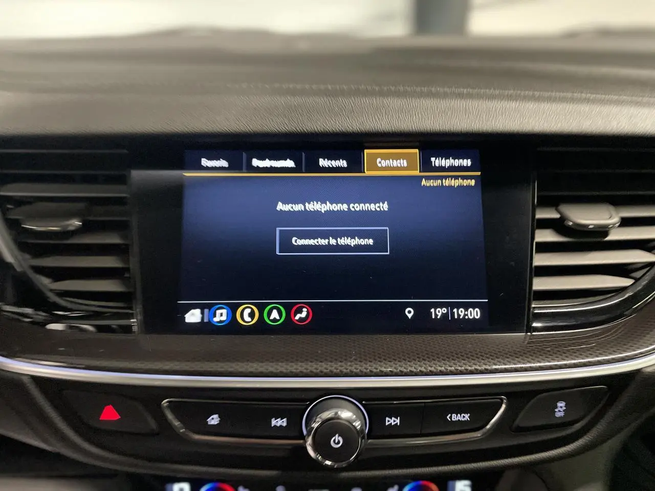 Écran tactile central de l’Opel Insignia Grand Sport gris clair, affichant le menu contacts sans téléphone connecté.