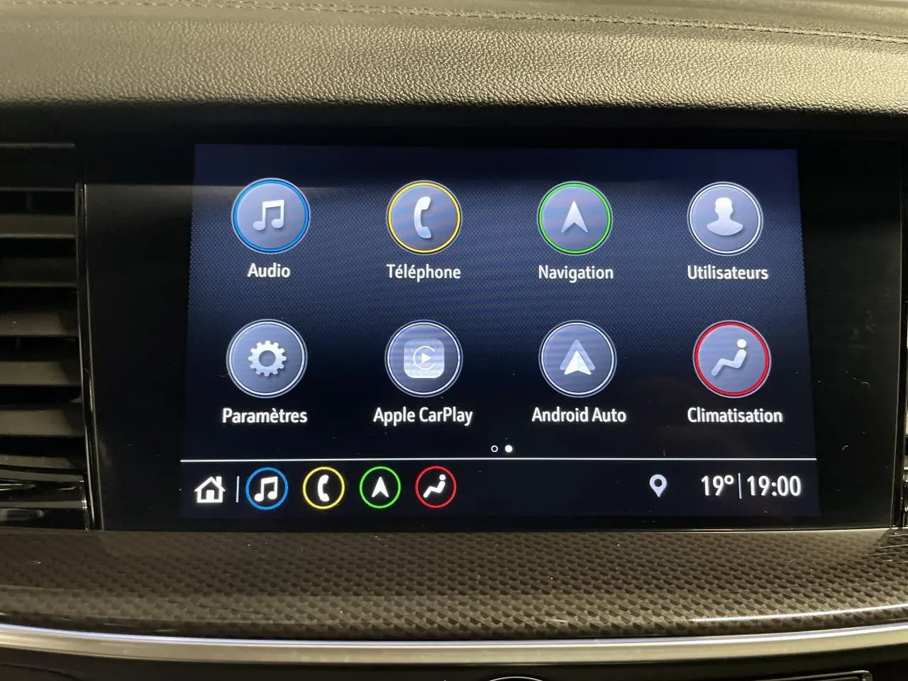 Écran tactile central de l'Opel Insignia Grand Sport 2021 affichant les options multimédia et navigation.