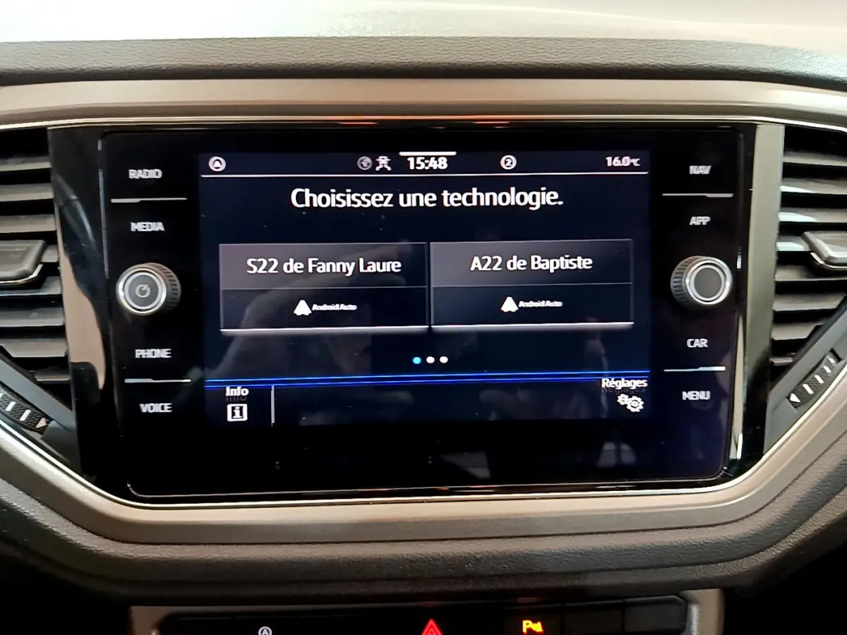 Écran tactile central du tableau de bord du Volkswagen T-Roc 1.0 TSI 110 Lounge, affichage des options connectées.