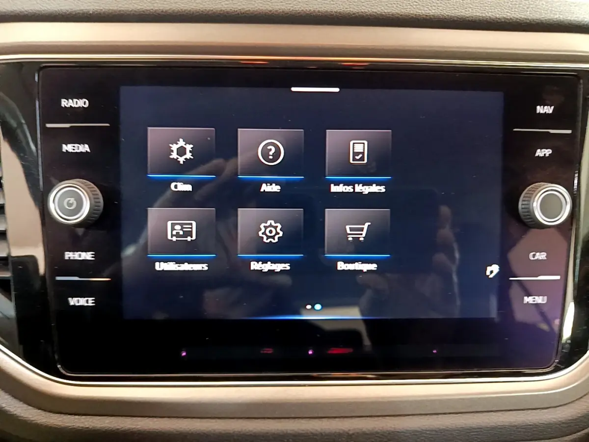 Écran tactile central du tableau de bord du Volkswagen T-Roc gris foncé, affichant le menu des réglages.