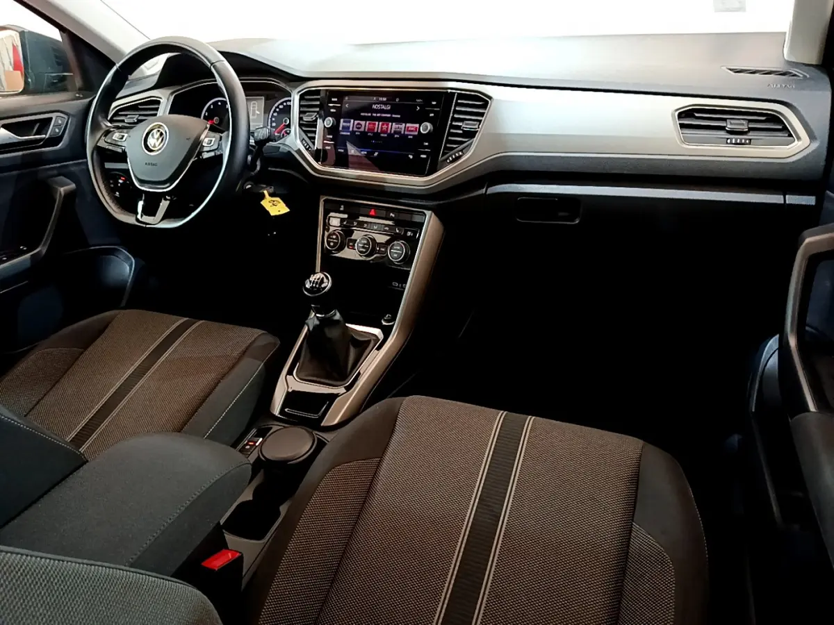 Intérieur avant du Volkswagen T-Roc 1.0 TSI 110 Lounge 2021, montrant le tableau de bord et la boîte manuelle.