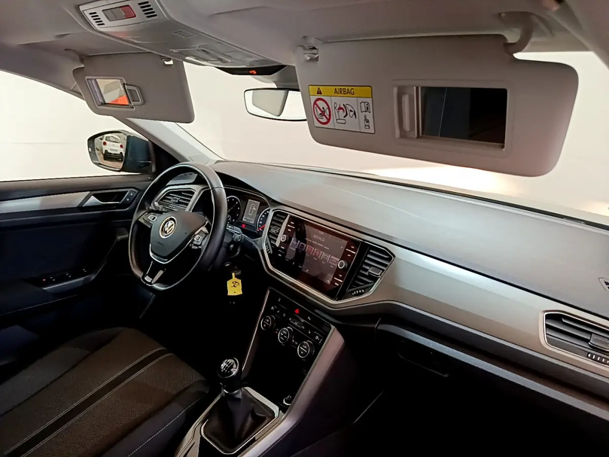 Intérieur du Volkswagen T-Roc 1.0 TSI 110 Lounge 2021 vu côté conducteur, tableau de bord moderne et volant cuir noir.