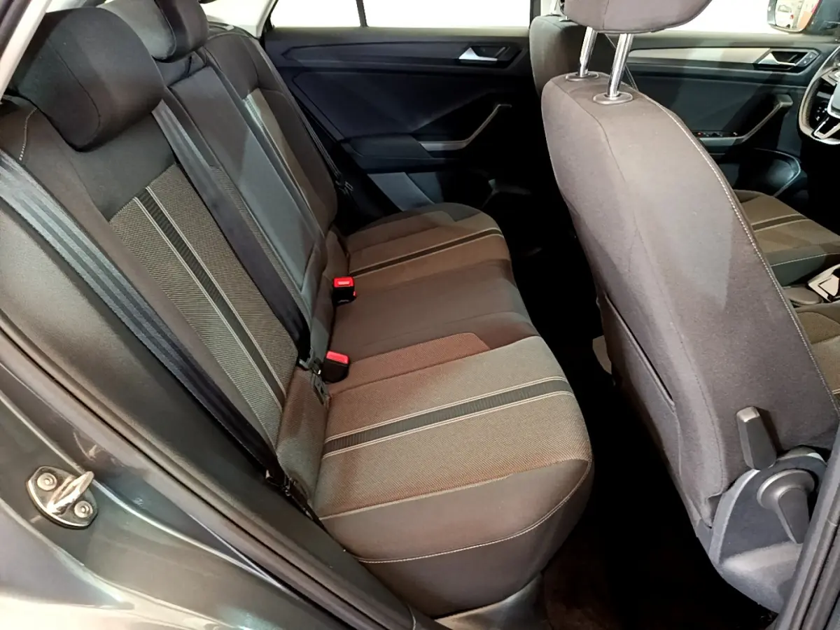 Vue intérieure côté gauche montrant la banquette arrière tissu gris du Volkswagen T-Roc 1.0 TSI 110 Lounge 2021.